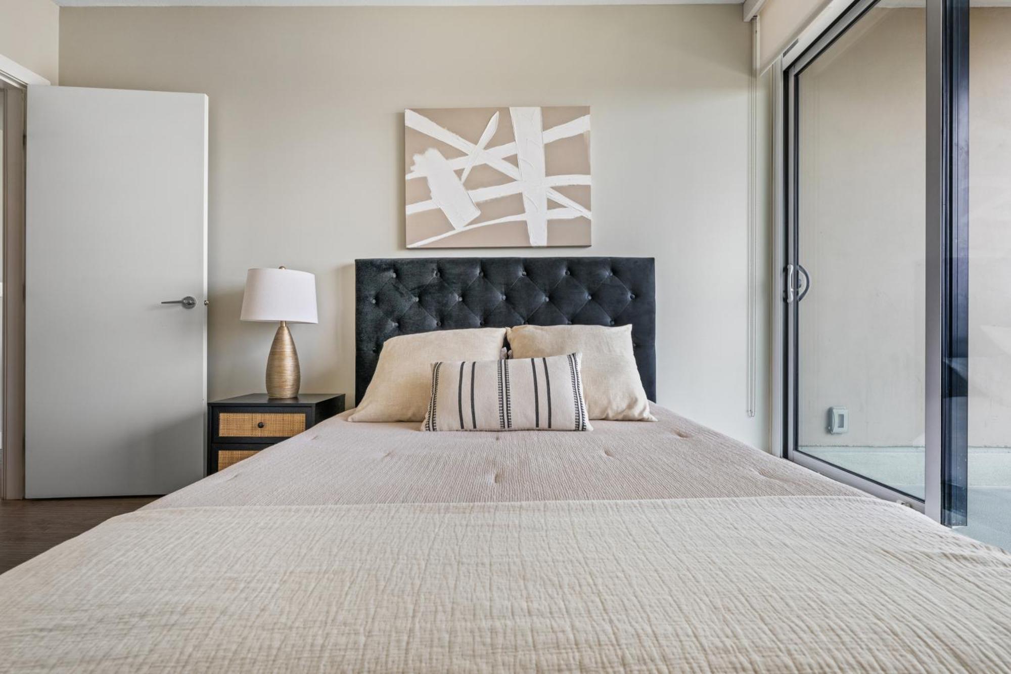 Modern Suite Calgary Downtown 5 Min Walk Stampede Экстерьер фото